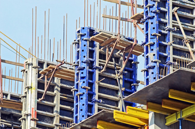 建筑施工現(xiàn)場混凝土澆筑鋼筋加固木框架的建立