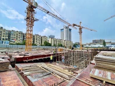 建筑工人 頭頂烈日保進度